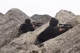 Các tay súng nổi dậy đằng sau phòng tuyến ở al-Breij, Syria.