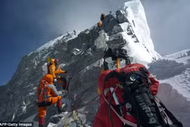 Các vận động viên leo núi chinh phục đỉnh Everest