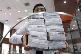 Theo số liệu của WB, mỗi người dân Việt Nam gánh hơn 1.200 USD nợ công. Ảnh: Reuters