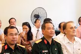 Ông V.D.Danilovich, ngoài cùng bên phải, trong một chuyến trở lại thăm Việt Nam.