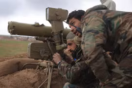 Binh sĩ Syria sử dụng tên lửa chống tăng tấn công IS ở Deir Ezzor