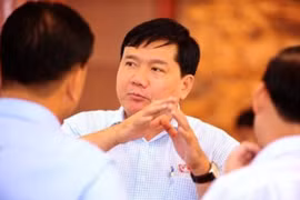 Bộ trưởng Bộ Giao thông Vận tải Đinh La Thăng (giữa) - Ảnh: Pháp luật Tp.HCM
