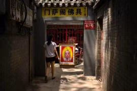 Một biển quảng cáo của một thầy bói trong một con hẻm gần chùa Ung Hòa ở Bắc Kinh. Ảnh: AP