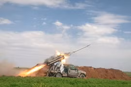 Lực lượng Hồi giáo cực đoan phóng tên lửa tự chế vào chiến tuyến quân đội Syria. Ảnh minh họa South Front