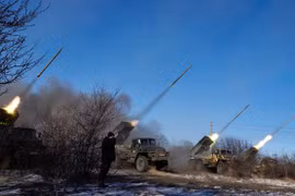 Lực lượng ly khai do Nga hậu thuẫn bắn tên lửa vào thành phố Debaltseve, miền đông Ukraine vào ngày 18/2/2015.