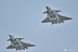 Máy bay tiêm kích tàng hình thế hệ 5 Chengdu J-20 bay biểu diễn với khoang vũ khí mở ở Chu Hải. Ảnh Rusian Gazeta