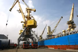 Tàu biển trước khi rời cảng Hải Phòng đều được kiểm tra nghiêm ngặt theo quy định hàng hải quốc tế. 