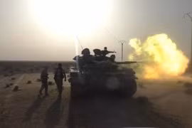 Xe tăng quân đội Syria tấn công trên vùng sa mạc tỉnh Homs