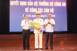 Tân Giám đốc Công an tỉnh Hà Tĩnh Đại tá Lê Văn Sao nhận hoa chúc mừng từ lãnh đạo tỉnh. 