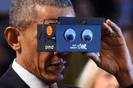 Tổng thống Obama lần đầu sử dụng kính thực tế ảo