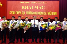 Lãnh đạo Bộ Giao thông vận tải trao hoa cho các ứng viên dự thi.