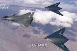 Máy bay tiêm kích tàng hình J-20AS bay cùng 3 chiếc UAV tàng hình Cánh bay GJ-11. Ảnh Video CCTV