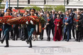 Chủ tịch nước Trương Tấn Sang cùng Tổng thống Nga Putin và nguyên thủ nhiều nước tham dự lễ đặt vòng hoa tại Đài tưởng niệm các Chiến sĩ vô danh nhân Lễ kỷ niệm 70 năm Chiến thắng trong Chiến tranh Vệ quốc vĩ đại, ngày 9/5/2015. Ảnh: Nguyễn Khang - TTXVN