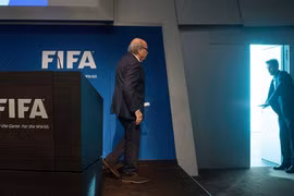 Blatter ra về sau tuyên bố từ chức, phát đi từ trụ sở FIFA ở Zurich. Ảnh:AFP.