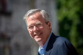 Ông Jeb Bush có cha và anh trai đều từng là tổng thống - Ảnh: WSJ