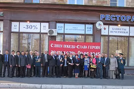Các cựu chiến binh Nga và đại diện Hội người Việt tại St. Petersburg.