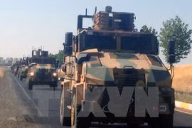 Xe quân sự Thổ Nhĩ Kỳ gác gần Kilis, khu vực giáp giới với Syria ngày 23/7. Ảnh: THX/ TTXVN