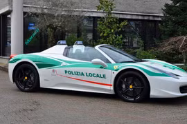 Ferrari 458 Spider được sử dụng bởi cảnh sát Milan, Italy.
