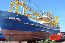 Tàu cá vỏ thép QNa 94679TS của ngư dân Trần Văn Liên phải nằm bờ hơn 1 năm nay vì hư hỏng máy. Ảnh: Xuân Mai