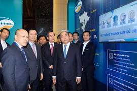 Thủ tướng tham quan "Triển lãm quốc tế “Phát triển công nghiệp thông minh - Smart Industry World 2017”. Ảnh: VGP