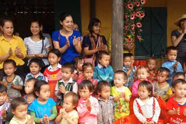 Cô Phạm Thị Châm (áo xanh) và các em học sinh điểm trường Tả Liềng trường Mầm non Cốc Mỳ số 2 huyện Bát Xát Lào Cai. Ảnh: Anh Tuấn.