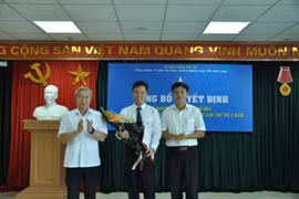 Ông Nguyễn Quốc Bình (đứng giữa) vừa được Bộ Giao thông Vận tải bổ nhiệm làm Phó Tổng giám đốc VEC. Ảnh Bộ Giao thông Vận tải 