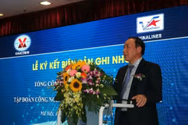 Thứ trưởng Nguyễn Hồng Trường bại buổi ký kết