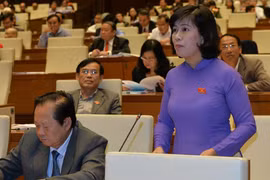 Đại biểu Nguyễn Thị Lệ Thuỷ (Bến Tre) đề nghị người gửi tiền được trả vượt hạn mức quy định của bảo hiểm tiền gửi hiện tại trường hợp ngân hàng phá sản. 
