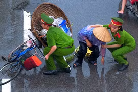 Chiến sĩ công an giúp đỡ người dân