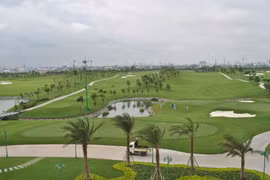 Sân golf Tân Sơn Nhất đang đứng trước áp lực thu hồi đất để phục vụ kế hoạch mở rộng sân bay đang quá tải. Ảnh: Mạnh Tùng 