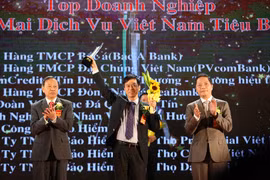 Đại diện của PVcomBank nhận giải