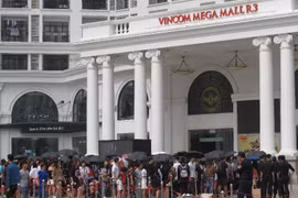 Hàng ngàn bạn trẻ xếp hàng đứng đợi để vào store H&M. Ảnh: Trần Huyền