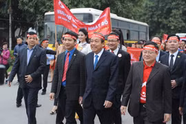 Phó Thủ tướng thường trực Chính phủ Trương Hòa Bình và các đại biểu tham gia diễu hành hưởng ứng Ngày hội Chủ nhật đỏ 8/1/2017.