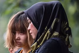  Nghi phạm Đoàn Thị Hương được bảo vệ bằng áo chống đạn. (Nguồn: AFP)