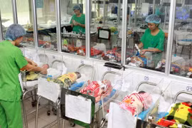 Chăm sóc trẻ sơ sinh tại Bệnh viện Phụ sản Trung ương. (Ảnh: Dương Ngọc/TTXVN)