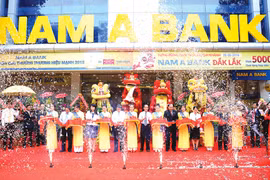 Môi trường giao dịch chuyên nghiệp và sang trọng tại Nam A Bank.