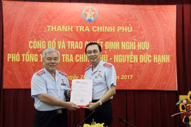 Tổng Thanh tra Chính phủ Phan Văn Sáu trao quyết định cho ông Nguyễn Đức Hạnh.