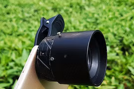 Một mẫu ống kính macro có khả năng xóa phông tốt cho điện thoại. Ảnh: Thanh Phúc. 