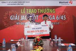 Ông T.Q chụp cùng ông Nguyễn Hải Thoại Giám đốc chi nhánh Cần thơ thuộc Công Ty xổ số điện toán Việt nam. Ảnh Vietlott