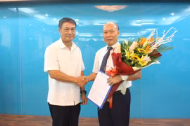 Thay mặt lãnh đạo Bộ, Thứ trưởng Phạm Hồng Hải trao Quyết định và tặng hoa cho tân Chủ tịch Hội đồng thành viên Tổng Công ty Viễn thông Mobifone Nguyễn Mạnh Thắng. Ảnh: Bộ TT&TT