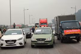 Người dân đưa ô tô chặn cầu Bến Thủy phản đối việc thu phí