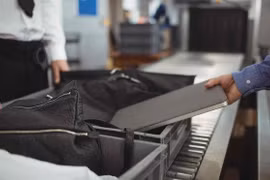 Các quan chức Mỹ và châu Âu chưa thông qua lệnh cấm mang laptop lên máy bay tại các chuyến bay từ châu Âu 