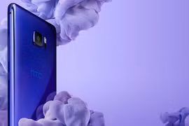 HTC U Ultra là chiếc flagship đầu tiên chạy Android được giới thiệu trong năm 2017.