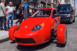 Elio là chiếc xe ba bánh, hai chỗ ngồi, được trang bị động cơ ba xy-lanh, công suất 55 mã lực, tốc độ tối đa 160 km/h. Mức giá tại Mỹ của mẫu xe này chỉ trên 7.000 USD. Theo nhà sản xuất, hiện nay đã có 60.000 người đặt hàng trước. 