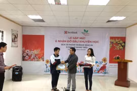 Đại diện SeABank trao học bổng Ươm mầm ước mơ tại Nghệ An