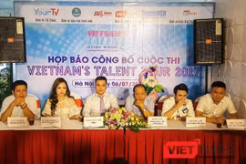 Ban giáo khảo và nhà tài trợ của cuộc thi.