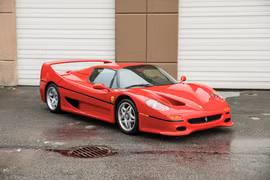 Chỉ 349 chiếc F50 được sản xuất, và 50 chiếc được bán tại thị trường Mỹ. Ferrari F50 không phải những mẫu xe thường có thể nhìn thấy hàng ngày.