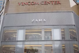Sáng 9/11, cửa hàng Zara đầu tiên tại Hà Nội bắt đầu mở cửa đón khách. Ảnh: Trần Huyền