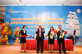 Bà Nguyễn Thị Kim Xuyến (cầm hoa) trong buổi lễ trúng cử vị trí thành viên Hội đồng Quản trị Ngân hàng Đông Á