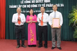 Bà Nguyễn Thị Thuận (áo đỏ) khi còn đương chức. Ảnh Nam Anh/Thanh niên